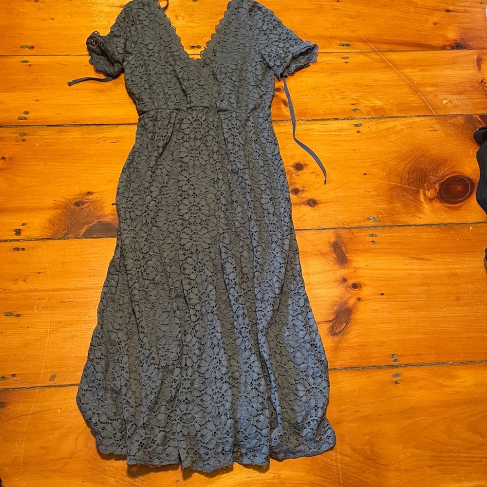 Elegant Lace Midi Dress in Gray